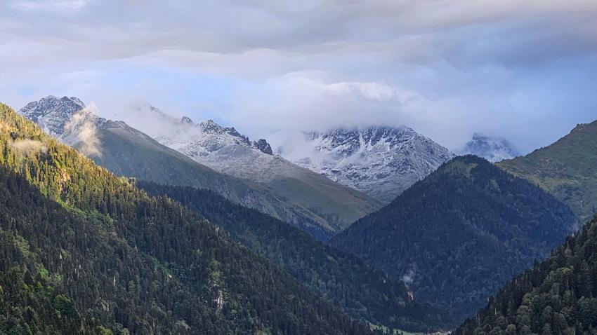 Rize'ye kış erken geldi! Sıcaklıklar düştü kar yağışı Kaçkar Dağları'nı beyaza bürüdü
