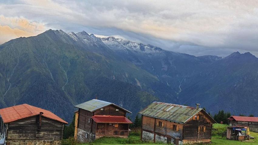 Rize'ye kış erken geldi! Sıcaklıklar düştü kar yağışı Kaçkar Dağları'nı beyaza bürüdü