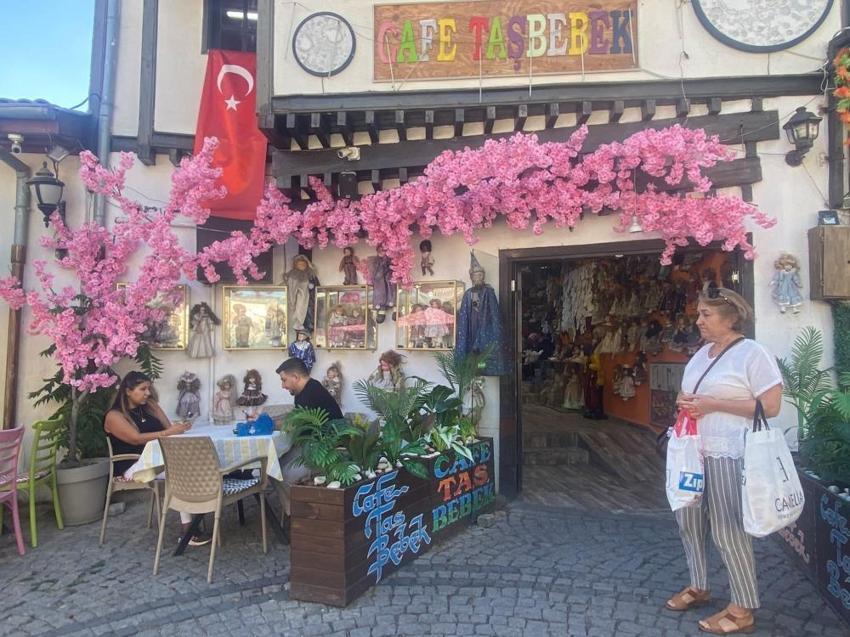 Avrupa'da bile böylesi yok! Evini arabasını sattı, dünyanın dört köşesinden topladı: Tam 20 bin taş bebek bu kafede