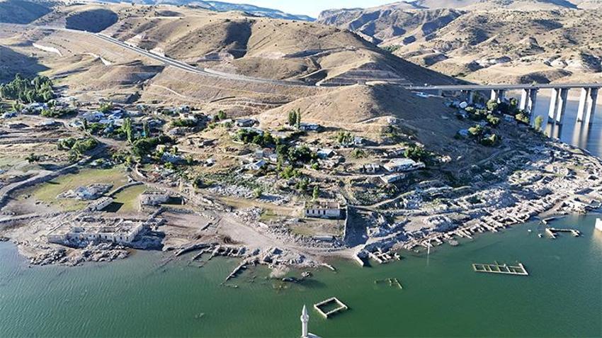 Kars’ta sular çekildi, eski köy gün yüzüne çıktı