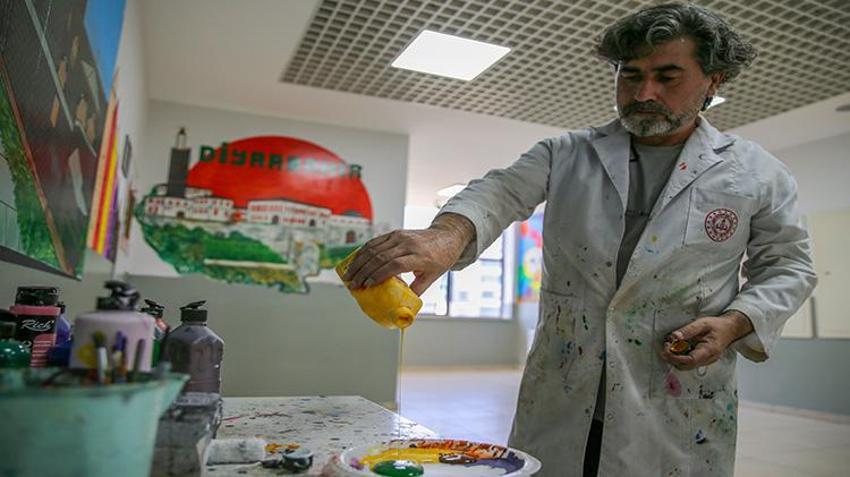 2 yılda yaptığı 60 eserler okulu baştan yarattı! Gören veliler nakil için sıraya girdi