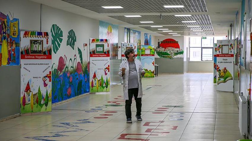 2 yılda yaptığı 60 eserler okulu baştan yarattı! Gören veliler nakil için sıraya girdi