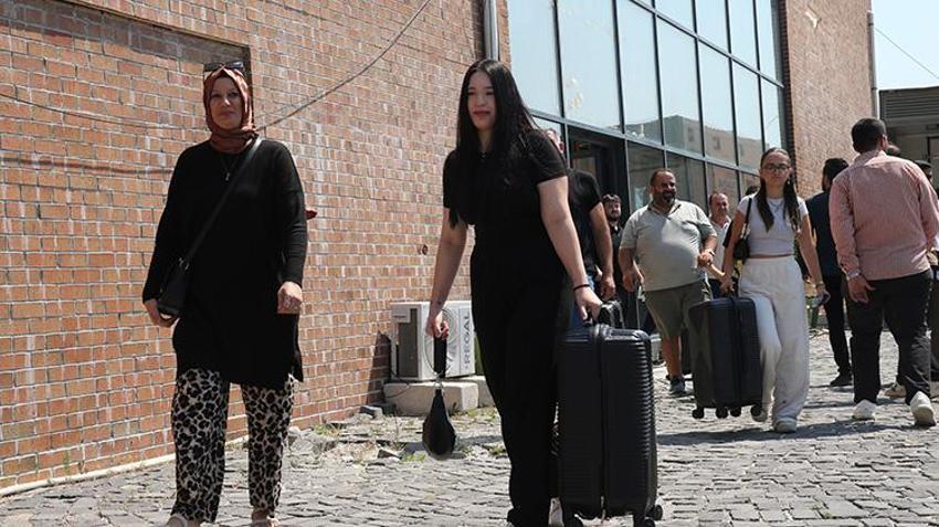 Hatay'da üniversiteyi kazanan gençlere anlamlı destek: Öğrencilerin bilet parası belediyeden!