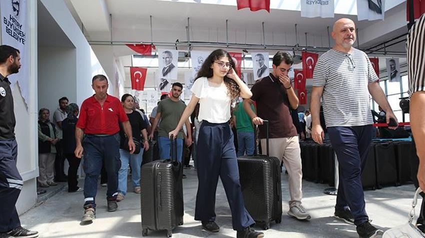 Hatay'da üniversiteyi kazanan gençlere anlamlı destek: Öğrencilerin bilet parası belediyeden!