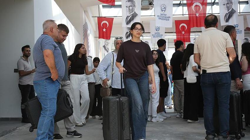 Hatay'da üniversiteyi kazanan gençlere anlamlı destek: Öğrencilerin bilet parası belediyeden!