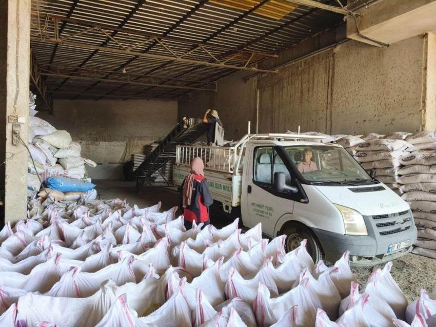 Adana'da yangın sonrası destek geldi: Hayvancılara 24 ton dağıtıldı