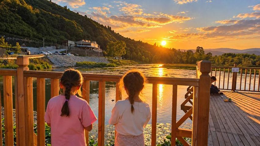 Efteni Gölü'nde hem canlılar hem batan güneş görsel şölen sunuyor