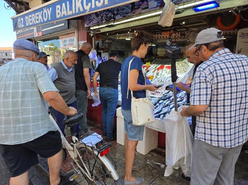 Karadeniz'de balık bolluğu sürüyor! Palamut bedavadan biraz daha pahalı: Tanesi 50 TL