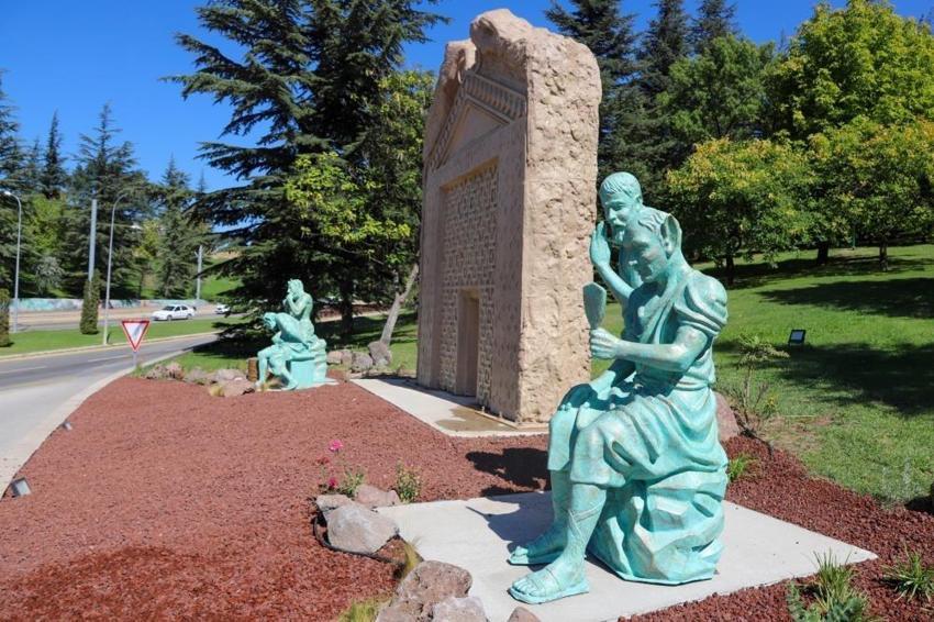 Eskişehir'in mitolojik efsanesi parkta yaşıyor: Yazılıkaya rotasında yer aldı