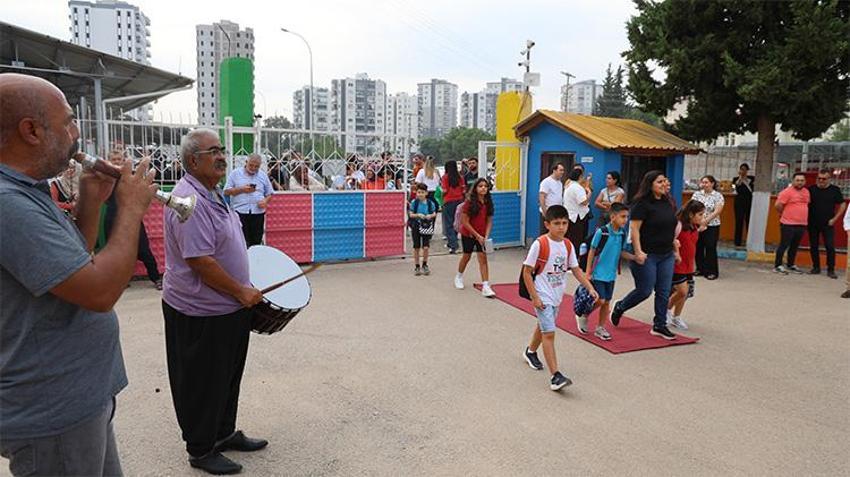 Adana Kozan'da okula başlayan öğrenciler kırmızı halı ve davul zurnayla karşılandı