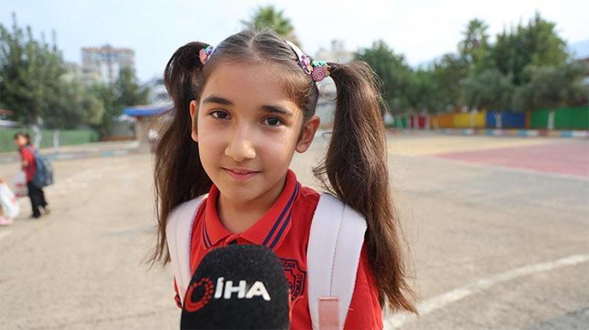 Adana Kozan'da okula başlayan öğrenciler kırmızı halı ve davul zurnayla karşılandı