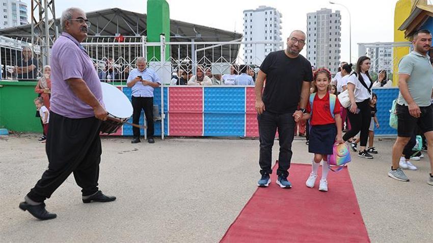 Adana Kozan'da okula başlayan öğrenciler kırmızı halı ve davul zurnayla karşılandı