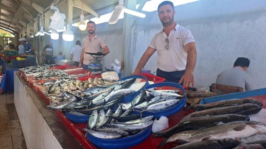Kütahya Hisarcık tezgahlarında palamut şenliği: Bol ve uygun fiyatlı sezon yüz güldürüyor!