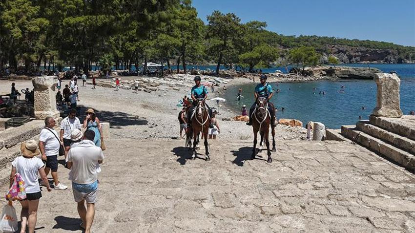 Aracın girmediği yere onlar giriyor! Phaselis Antik Kenti'nde renkli görüntüler