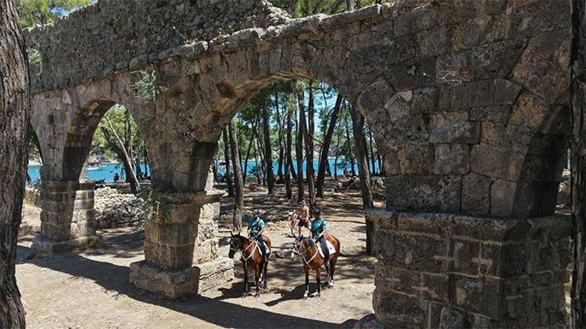 Aracın girmediği yere onlar giriyor! Phaselis Antik Kenti'nde renkli görüntüler