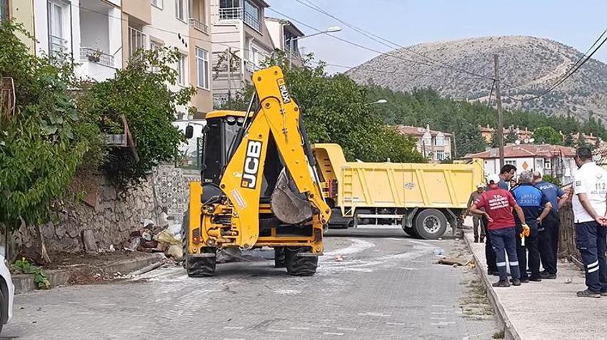 Amasya'da komşuların kötü koku ihbarı üzerine 3 katlı evden tonlarca çöp çıktı!