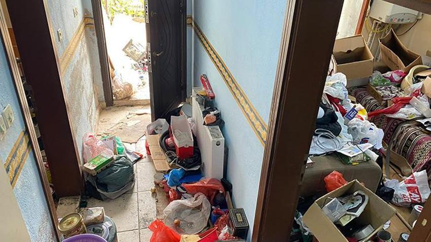 Amasya'da komşuların kötü koku ihbarı üzerine 3 katlı evden tonlarca çöp çıktı!