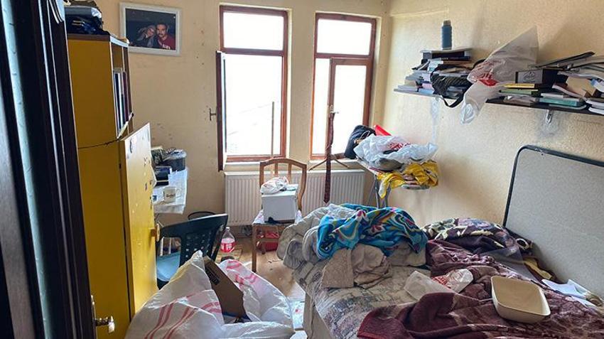 Amasya'da komşuların kötü koku ihbarı üzerine 3 katlı evden tonlarca çöp çıktı!