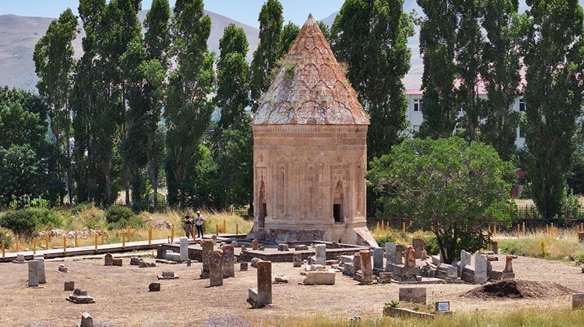 Van'ın köyünde yıllardır yanından geçiyorlardı, çevgan gerçeği şaşkına çevirdi
