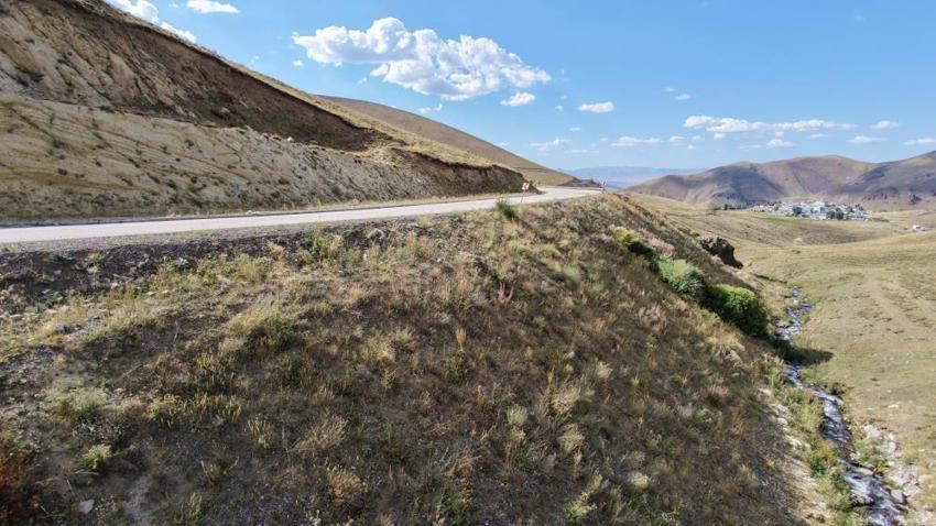 Erzurum'da yeni gizemli yol keşfedildi: Vitesi boşa alınan araç kendi kendine hızlanıyor!