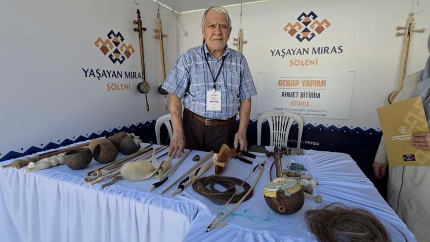 Kütahya'nın tek ustası! At kılı ve Hindistan cevizi kullanıyor: 60 yıldır tek başına üretiyor