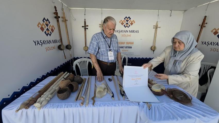 Kütahya'nın tek ustası! At kılı ve Hindistan cevizi kullanıyor: 60 yıldır tek başına üretiyor