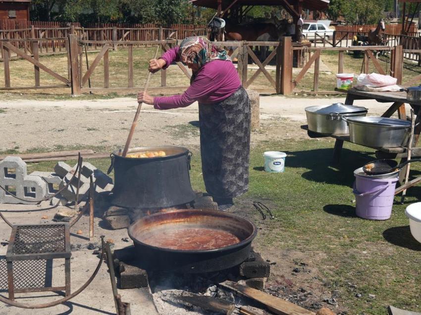 Kastamonu Daday'da böğürtlenden kuşburnuna doğal lezzetler kışa hazırlanıyor: Kadınların imece geleneği canlanıyor