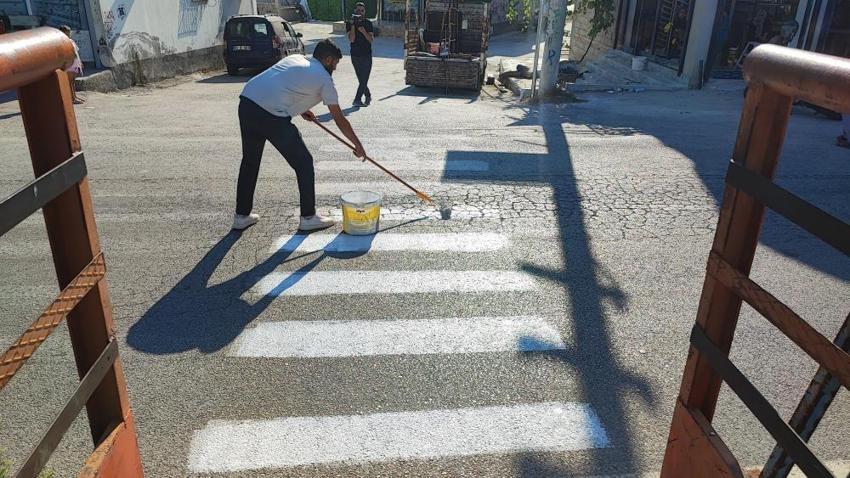 Belediye başvurularına rağmen adım atılmadı! Uyarı levhası yetmedi, veliler çocukları için kendi tedbirini aldı