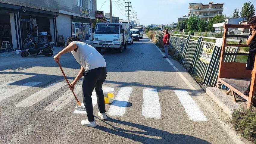 Belediye başvurularına rağmen adım atılmadı! Uyarı levhası yetmedi, veliler çocukları için kendi tedbirini aldı