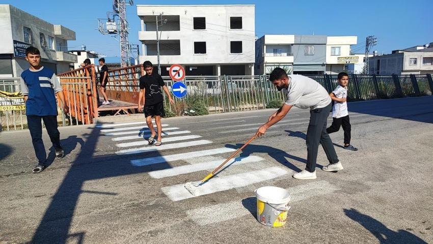 Belediye başvurularına rağmen adım atılmadı! Uyarı levhası yetmedi, veliler çocukları için kendi tedbirini aldı