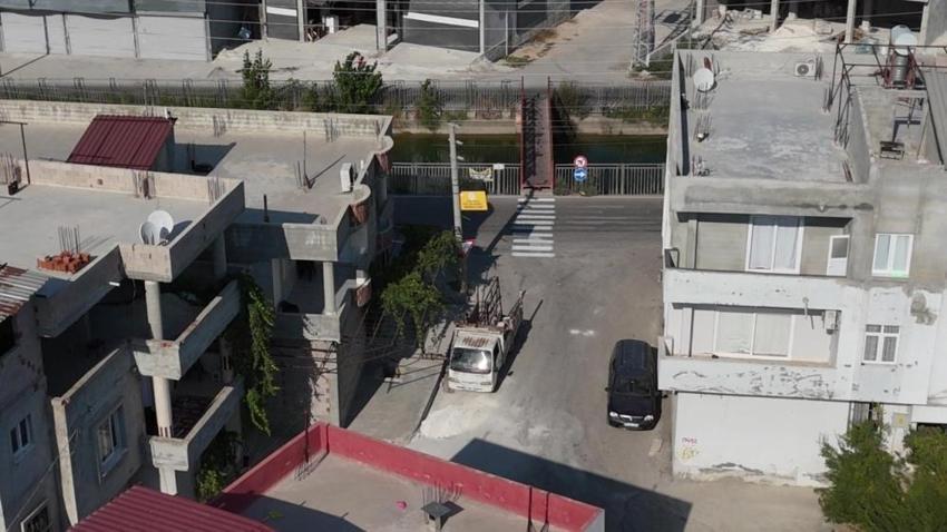 Belediye başvurularına rağmen adım atılmadı! Uyarı levhası yetmedi, veliler çocukları için kendi tedbirini aldı
