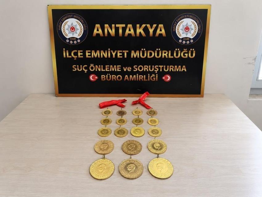 Depremzede vatandaşın hayatını polis kurtardı: Yere düşen 500 bin TL değerindeki altın kesesini alıp giden kadın kısa sürede yakalandı!