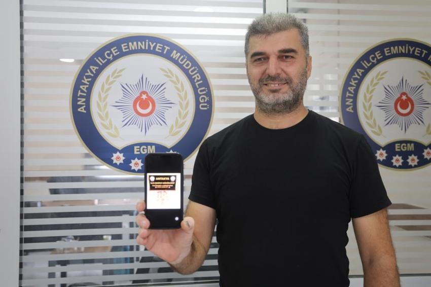 Depremzede vatandaşın hayatını polis kurtardı: Yere düşen 500 bin TL değerindeki altın kesesini alıp giden kadın kısa sürede yakalandı!