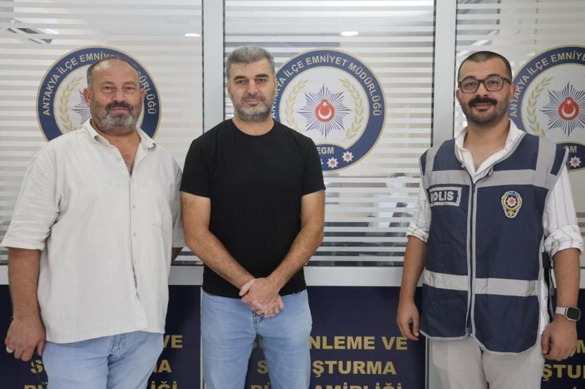 Depremzede vatandaşın hayatını polis kurtardı: Yere düşen 500 bin TL değerindeki altın kesesini alıp giden kadın kısa sürede yakalandı!