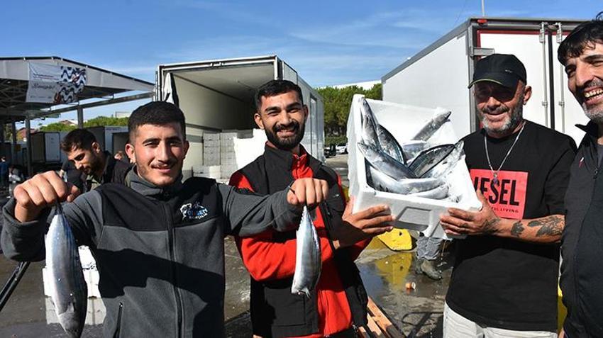 İzmir'de balık avı sezonu bereketli başladı: Ağlar hamsi, sardalya ve palamutla doldu, tezgahta kilosu 100 lira!