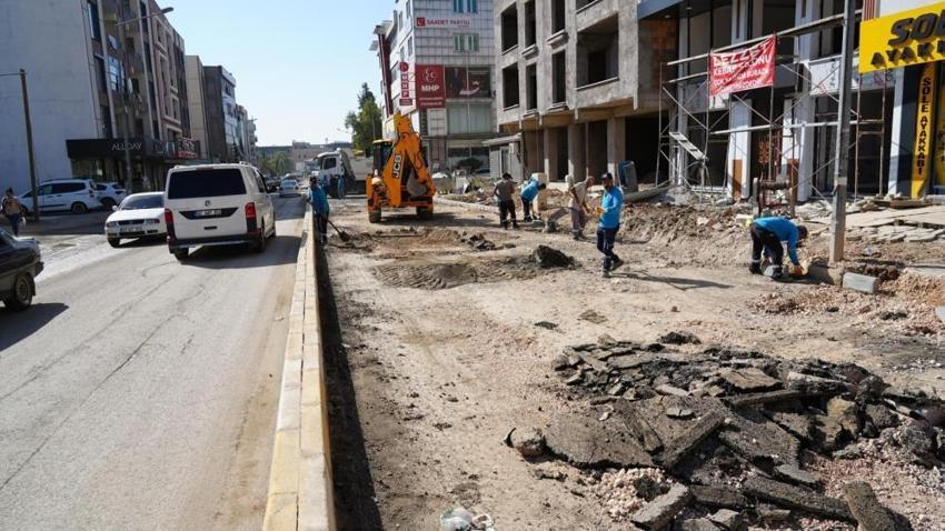 Adıyaman'da depremde hasar gören Zey Caddesi'nde asfalt yenileme çalışmaları başladı!