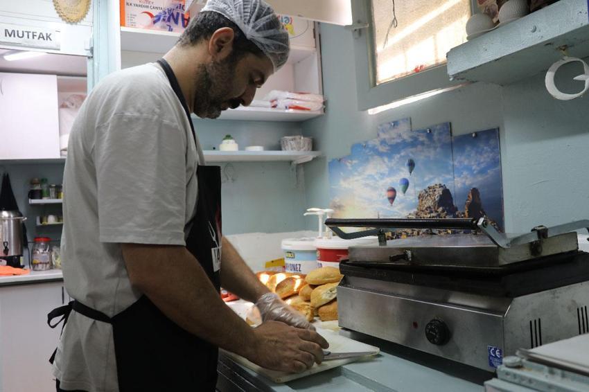 Okulda öğrenciler için 'Askıda Tost' uygulaması katlanarak devam ediyor