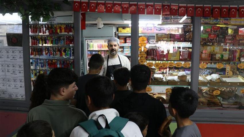 Okulda öğrenciler için 'Askıda Tost' uygulaması katlanarak devam ediyor