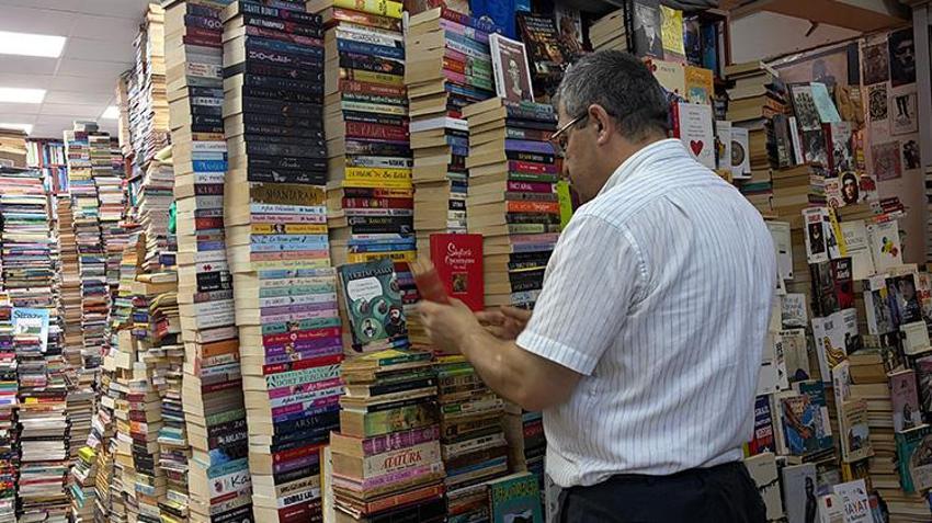 Bursa'da 33 yıldan beri sahaflık yapan esnaf: 'Artık kitabı bulmak kolay, satmak zor'