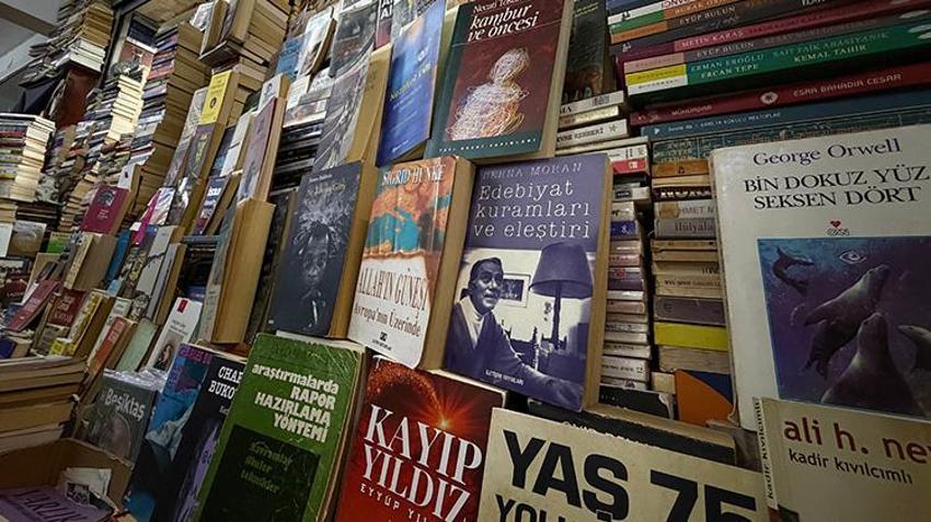 Bursa'da 33 yıldan beri sahaflık yapan esnaf: 'Artık kitabı bulmak kolay, satmak zor'