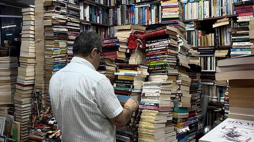 Bursa'da 33 yıldan beri sahaflık yapan esnaf: 'Artık kitabı bulmak kolay, satmak zor'