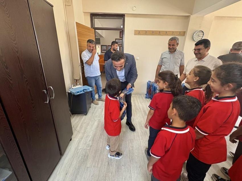 Malatya'da eğitime destek seferberliği: 300 öğrenciye kırtasiye ve çanta yardımı yapıldı!