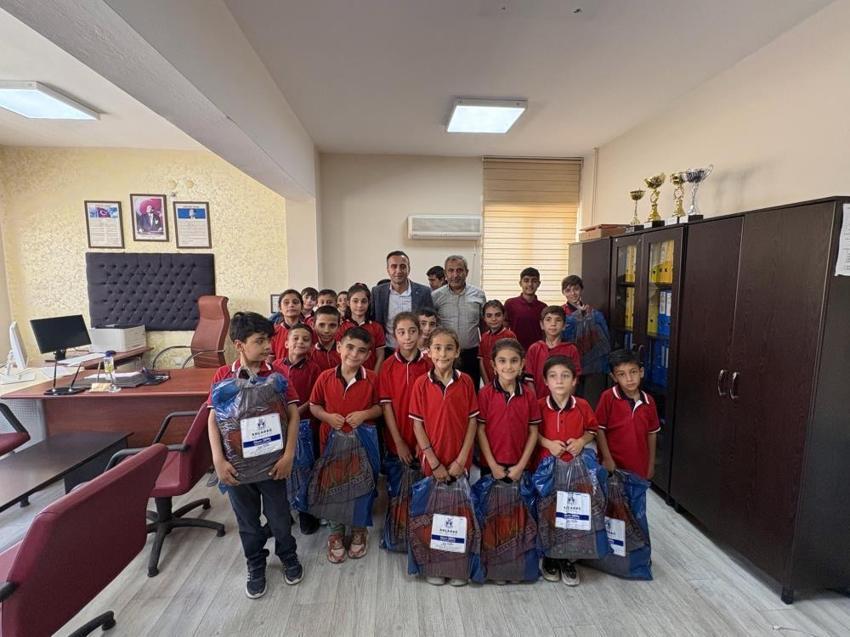 Malatya'da eğitime destek seferberliği: 300 öğrenciye kırtasiye ve çanta yardımı yapıldı!