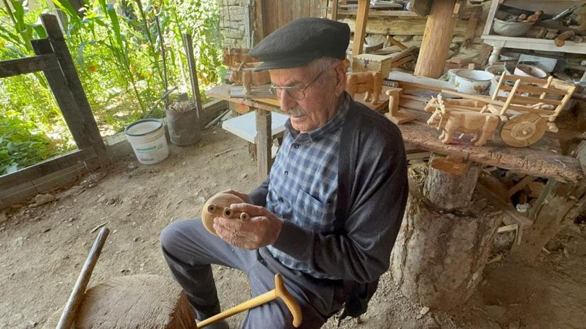 Makinelerin unutturduğu aletleri ahşapta yaşatıyor
