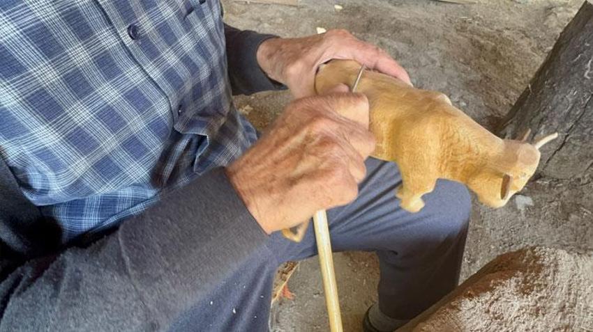 Makinelerin unutturduğu aletleri ahşapta yaşatıyor