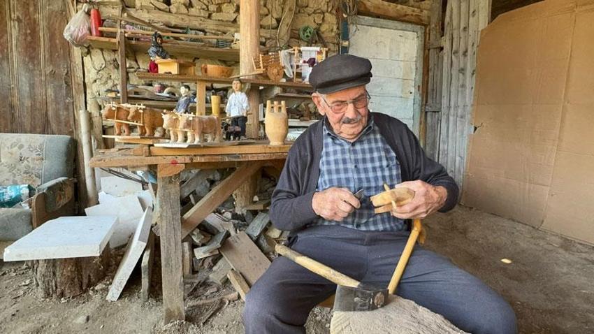 Makinelerin unutturduğu aletleri ahşapta yaşatıyor