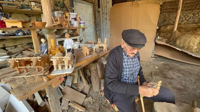 Makinelerin unutturduğu aletleri ahşapta yaşatıyor