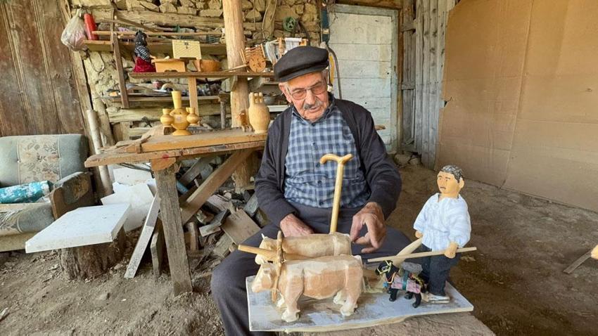 Makinelerin unutturduğu aletleri ahşapta yaşatıyor