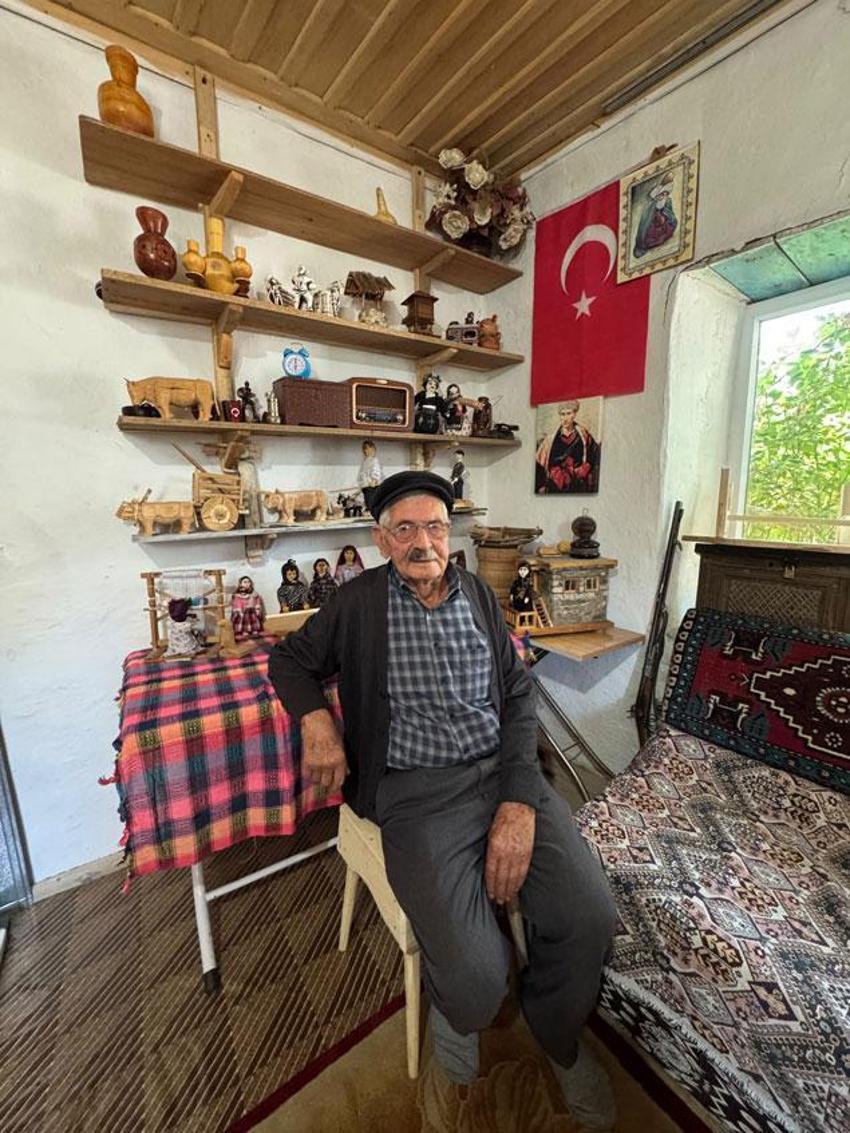 Makinelerin unutturduğu aletleri ahşapta yaşatıyor