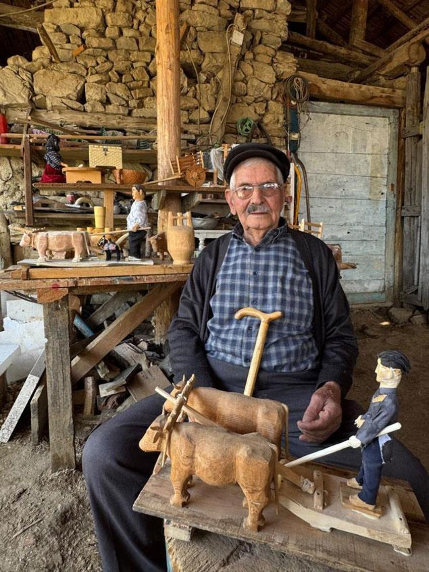 Makinelerin unutturduğu aletleri ahşapta yaşatıyor